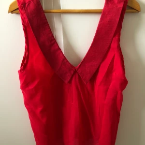 Röd tröja - Genomskinlig röd tröja, använt ett fåtal gånger 