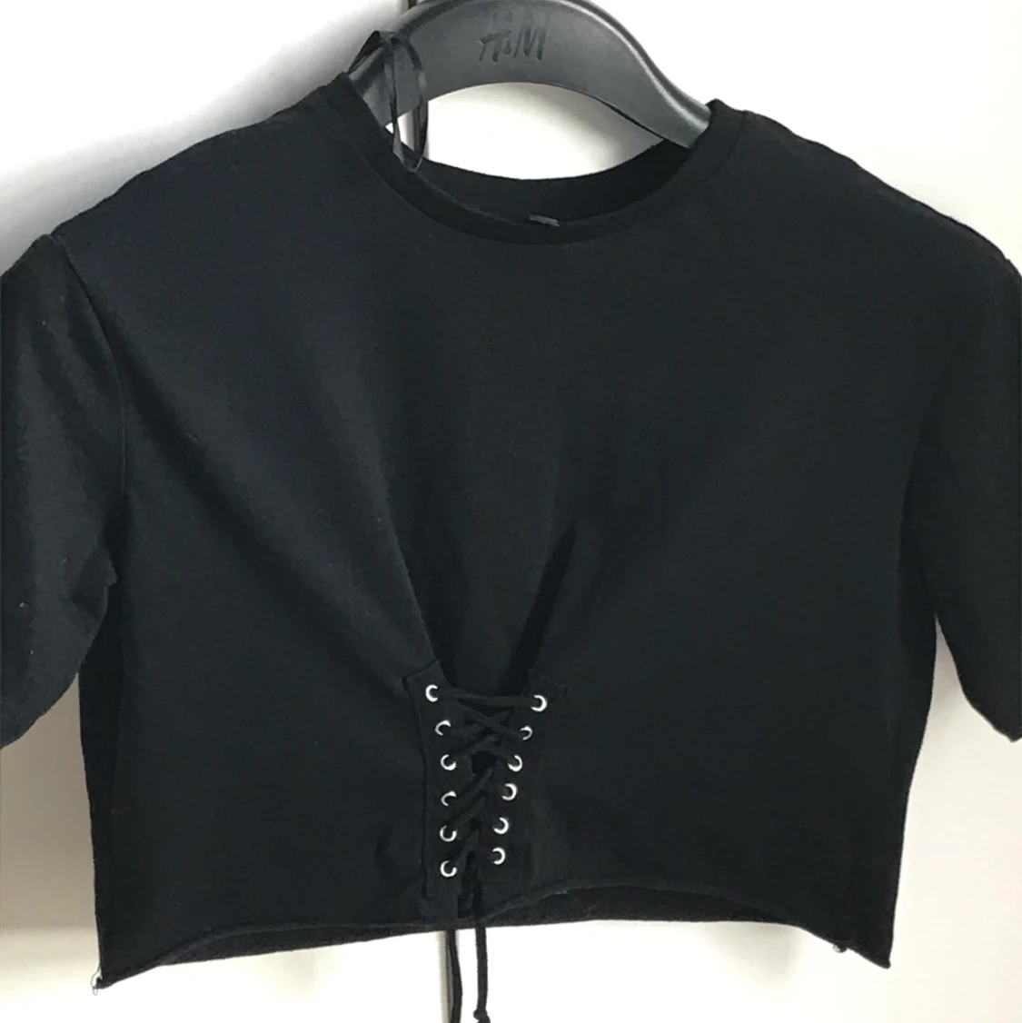 Svart croppad top med knytdetaljer