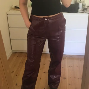 NAKD byxor - Så j*vla snygga byxor från AFJ x NAKD!!! Byxorna var från början väldigt korta för mig som är 168 så jag köpte två par så jag kunde göra dessa längre och nu är de helt perfekta😍😍