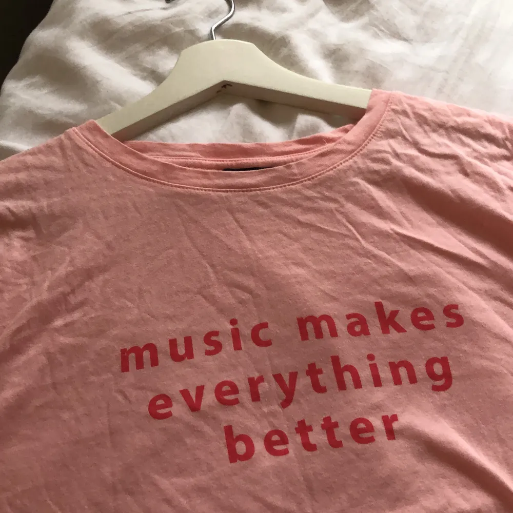 Rosa tröja från Bershka i storlek S.💓 music makes everything better. Köparen står för frakten som ligger på 22kr.. T-shirts.