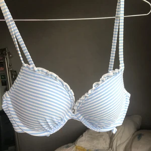 Bikinitopp från hm 70B - Blåvit randig bikini topp från hm 70B. Knyte över nacken, använd nån enstaka gång
