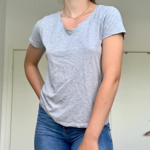 Grå t-shirt  - Basic grå tisha i fint skick! Står stl. XL, men skulle säga att det passar XS-M.