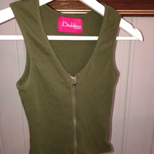 Diabléss  - Jätte fin tröja, tyvärr har jag växt ur den. Köpt i Stockholm, använt med omsorg då jag har tyckt om den förut och var extremt försiktig med den. Köparen står för frakt annars kan man mötas upp i Sundsvall/Timrå.