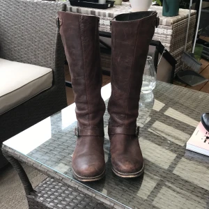 Läderstövlar st 39 - Stövlar i läder, använda och behöver lite kärlek men inte skadade, köpta för 2000 kronor men kommer inte längre till användning, behöver en ny ägare. Frakt betalas av köparen