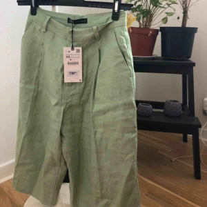  - Superfina linneshorts i grönt, perfekta till sommaren!😌😌😍 Är lite små på mig som har strl 36. (Budgivning om det är flera intresserade👩‍❤️‍💋‍👩) 