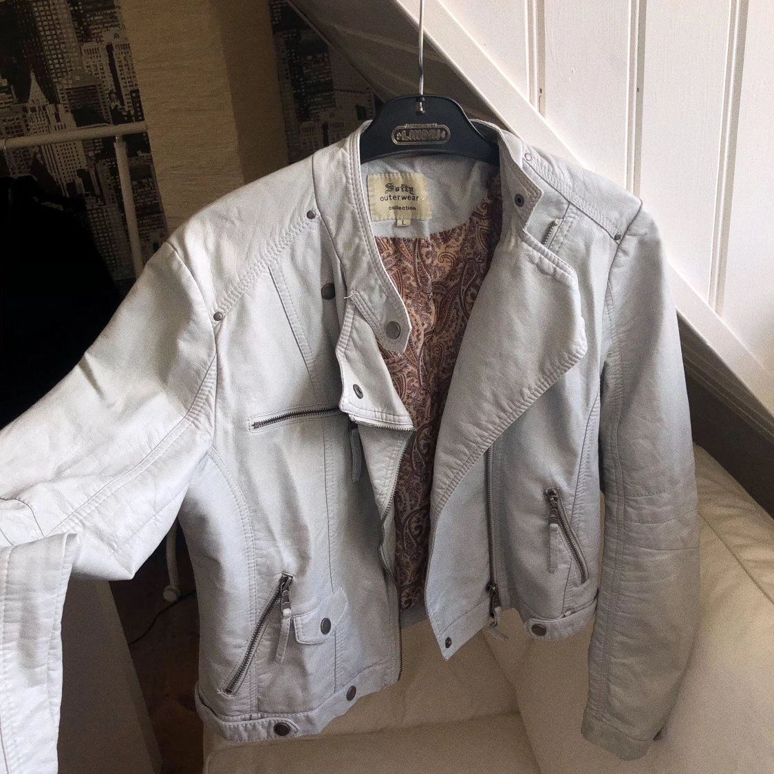 Ljus skinnjacka med fint innertyg