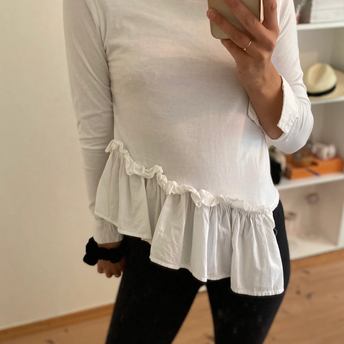 Asymmetrisk blus med volang  - 91