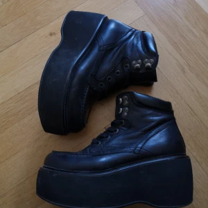Svarta platåskor Vagabond  - Svarta platåskor i strlk 37 från Vagabond. Är i fint skick men syns att de inte är nya, kan skicka fler bilder! Kan mötas i sthlm eller köpare står för frakt 