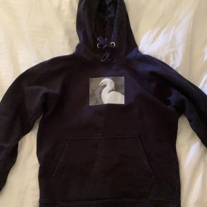 Stay hoodie  - Svart hoodie med häftigt motiv på🥳 Passar bra även fast jag brukar ha storlek S/M! Lite kort i armarna men ändå bra passform, använd några få gånger så den är fortfarande i ett bra skick Budet ligger på 210kr plus frakt! Avslutar budgivningen på måndag