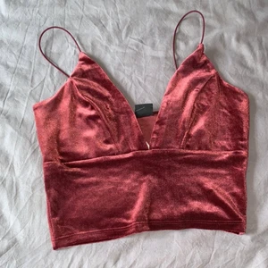 Satintopp - Topp i satinmaterial från Gina tricot. Aldrig använd och prislappen är kvar. Storlek S och köpt för 149kr. Priset är inkluderat frakt. 