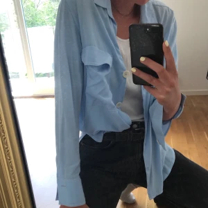 Skjorta Zara - Skjorta från Zara, jättelätt material så superskön nu till sommaren plus faller snyggt med! Stl L, använd men i fint skick.