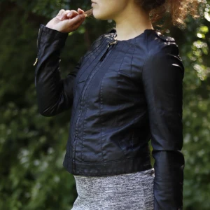 Skinnjacka med små fina detaljer  - Svart skinnjacka från Vero Moda, kostade 499kr vid nyskick. Fint skick dock använd. För liten för mig nu dock.  Finns i Malmö, swish går bra. Alt. Betalar köparen för fraktkostnaden. 