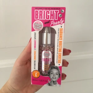 Soap & Glory serum - Serum ”Bright and Pearly” från Soap & Glory med vitamin c bland annat. Helt nytt och oanvänt!! Nypris 179kr
