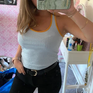 Linne från bikbok - Gulligt sommar linne från bikbok som man drar runt halsen. Ganska lite använt. Kan mötas i Uppsala eller skickas. Köpare står för frakt. Swish🌺