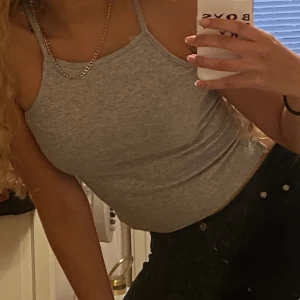 Topp - Snygg grå topp i strl XS som passar året om. De är ”slitsade” på sidorna och är endast använda för bilderna🦋