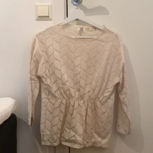 Zara girls blus - En ”benvit” blus från Zara girls. Storlek 13/14, 164. Använd ca 2 gånger. Går som en volang i mitten av blusen. Frakt tillkommer