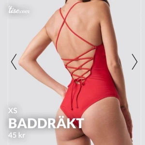 Röd Baddräkt  - Snygg baddräkt från NAKD i storlek XS men passar mig perfekt som har storlek S!