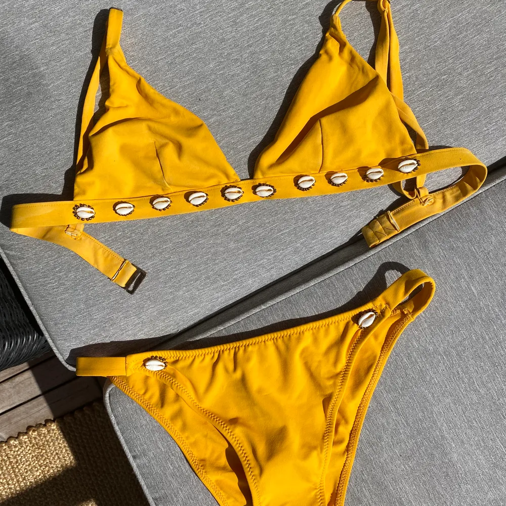 Jätte snygg gul bikini med snäck-detaljer, köpt i costa rica och alldrig använd! Frakt tillkommer. Övrigt.