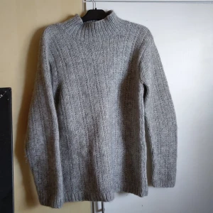 Grå stickad tröja  - Varm och skön tröja, stickad av min farmor så finns ingen storlek men den är gjord för att passa min killkusin som är typ 197. Jag är 166 o typ plus size enligt HM o den är ju rätt oversized på mig. Tröjan är lite kliig och stickig dock.
