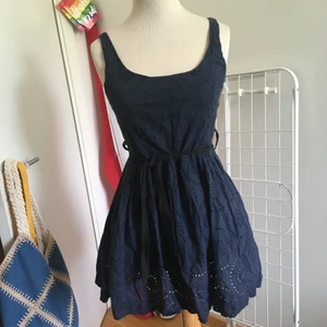 Söt sommarklänning S - Söt sommarklänning i marinblå, använd under x antal dejter😊 Köpt i Italien.