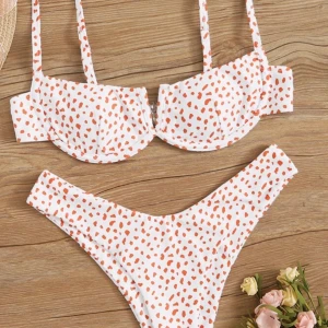 Bikini - Suuper fin bikini ifrån shein som jag säljer pga att jag har för många bikinis! Den är bara testad och har hygienskyddet kvar. Frakt tillkommer. Högsta bud: 200 (budningen avslutas imorrn)