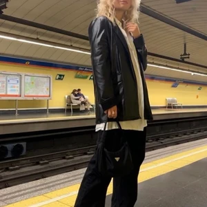 Svart skinnblazer - Svart skinn blazer perfekt nu på sommaren på kvällen då den är tunn och skön att ha på sig när det blir lite svalare