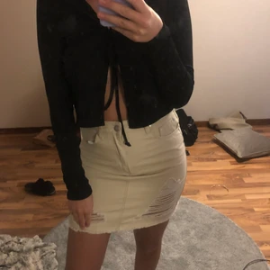 Toppar - Säljer dessa fina toppar från Boohoo i storlek 36. Den vita har prislapp kvar och den svarta är använd 1 gång. Styckpris 100 kr men man kan köpa båda för 170 kr. 