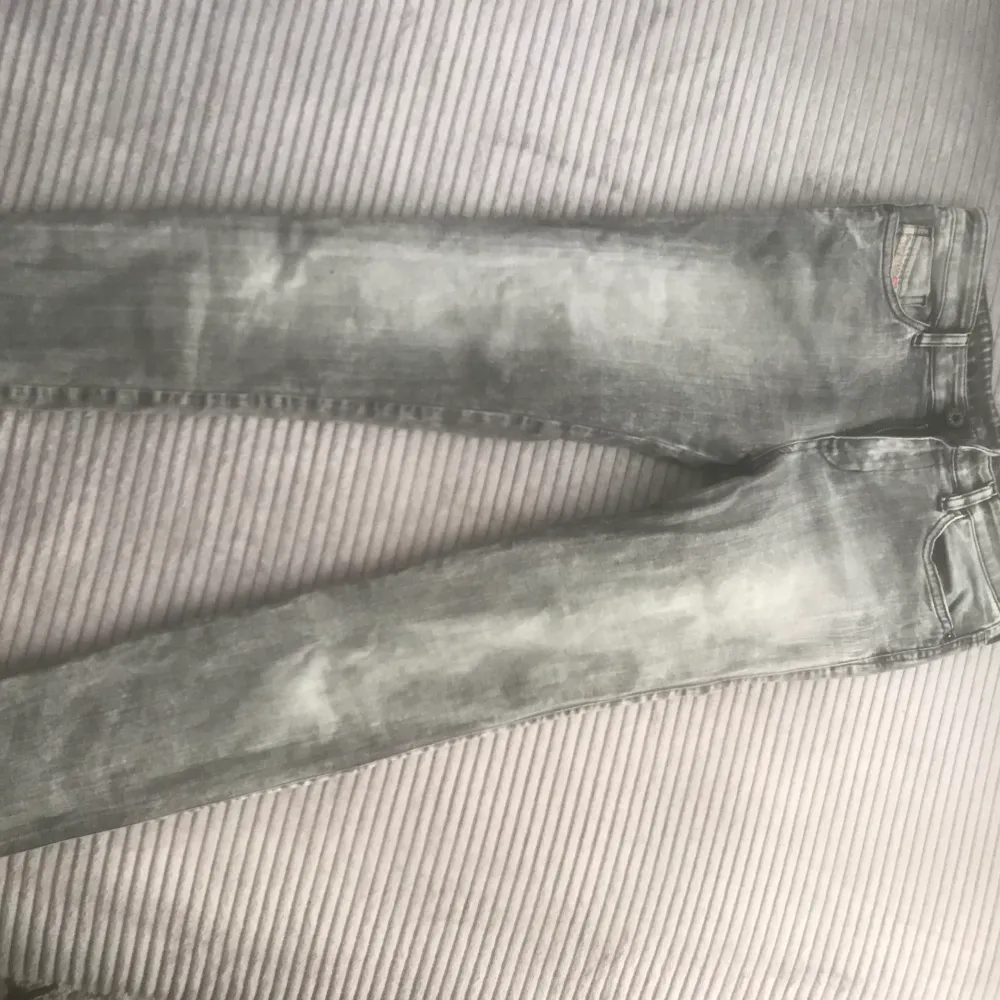 Lågmidjade diesel jeans, grå med svarta sömmar. Mycket bra skick! Köpt för 1000kr men passar inte mej längre. Storlek 28/32. Jeans & Byxor.