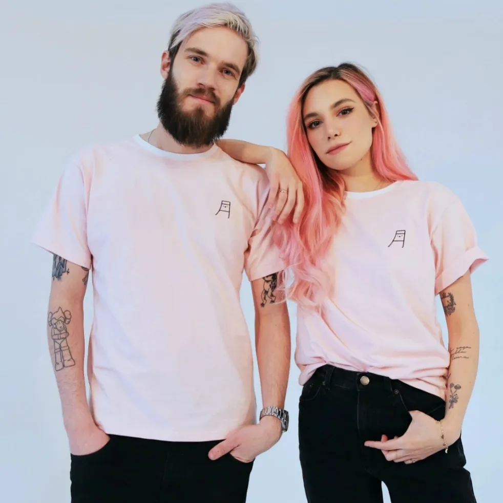 Pewdipie och Marzia's egna märke! Rosa färg och storklek L overzised! Mjukt material! Knappt använd slutsåld tröja köpt för 560kr! Köpare står för frakten!. T-shirts.