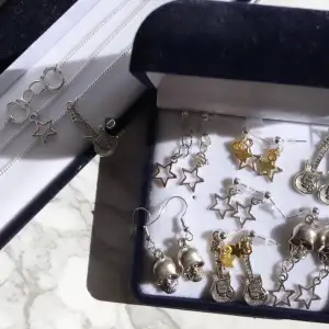 I samband med gårdagens släpp av smycken, släpps även idag ett flertal nya örhängen med matchande halsband. Dom är sjukt fina att kombinera.  Örhängen: 59kr Halsband: 79kr  MITT INSTAGRAMKONTO: @alvasellout ⚡️🎸⭐️💕
