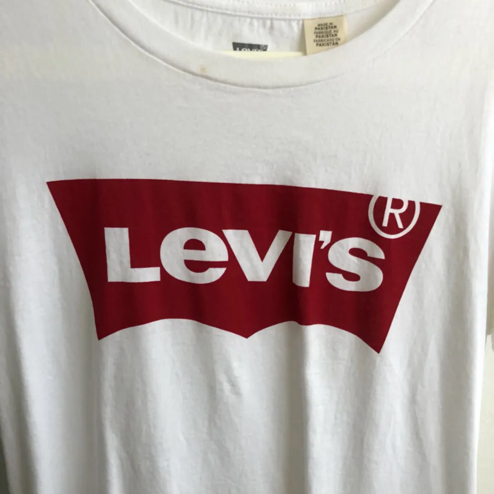 säljer nu en Levis tisha till salu som inte används utan bara ligger i garderoben. ✨🥰. T-shirts.