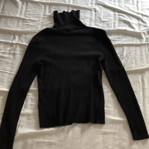 Polotröja - Tajt svartpolo i storlek S