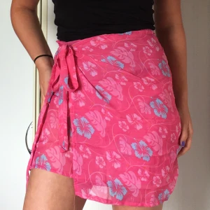 Kjol - Knytkjol i fint mönster. Perfekt till stranden. Passar de flesta då det går att justera storleken💘