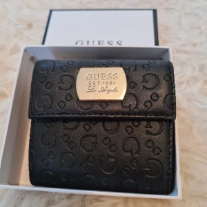 _ - Svart väska GUESS😍jättefint skick 🥰