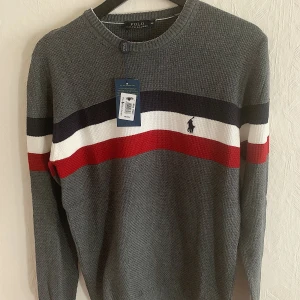 Utförsäljning - Ralph Lauren - Helt ny - Ralph Lauren Polo tröja både för killar/tjejter (Unisex) Storlek: M Frakt med spårnummer kostar 63kr
