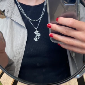 Halsband - Snyggt halsband/ kedja med drake🤍🐉🤍 Okänd metall.