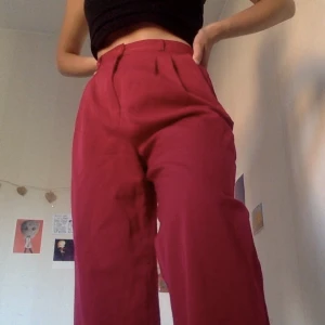 Vintage kostymbyxor  - Röda kostymbyxor från beyond retro. Älskar dom men kommer inte till användning längre 🥺, skriv om du undrar över mått eller annat! 