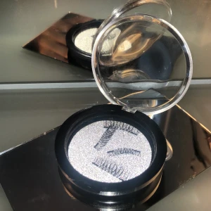 Magnetfransar 💕 - Säljer oanvända lösögonfransar som man inte behöver ögonfranslim till utan fästs med magneter 🤗 säljes för 100kr o köparen står för frakt