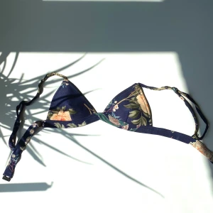 Triangl bikini - Äkta TRIANGL bikiniöverdel jag köpte för några år sedan☀️🌺🌸☀️ Väl använd men syns inte jättetydligt, den går absolut att använda ett tag till. Materialet är ”våtdräkt” material. Köpte för ca 89$, därav priset