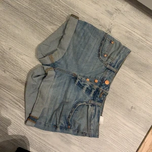 Jeans shorts stl S - Ljusblå jeans shorts stl S. För stora för mig. Frakt tillkommer. 