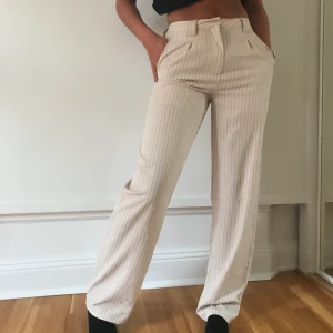 Kostymbyxor - nakd  - Assköna randiga kostymbrallor köpt från nakd för någon månad sedan. Så härliga och lätta, känns som pyjamasbyxor. Endast använd 4 gånger, säljer då de inte kommer till användning.