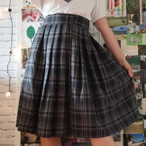 Rutig kjol - Kjol i behagligt material. Sällan använd pågrund av för liten därav säljer jag den. Knapp och dragkedja som knäppning. Köparen står för frakt. 😄💛 Kontakta mig vid oklarheter eller frågor. Kan mötas upp i Göteborg eller skickas. 