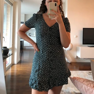 Green flower dress - Button down summer dress. 