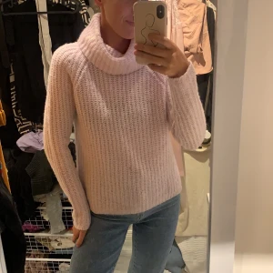 Rosa stickad polotröja, stl XS - Stickad polotröja i ljusrosa. Stl XS. Frakt tillkommer.