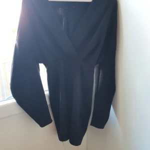 Lilla svarta från NLY One - Ej använd, tajt vid rumpan med vida armar