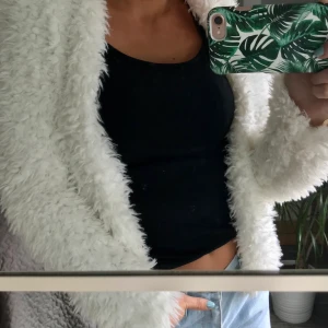 Fluffig jacka  - Vit fluffig mjuk jacka/kofta från Gina Tricot, storlek XS. Priset är exklusive frakt, 63kr.