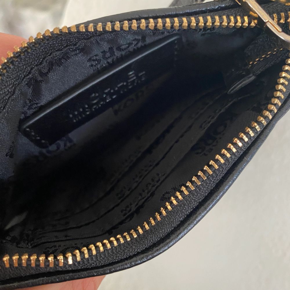 Den är ganska bra skick lite repig på guldet där fram och det finns en fläck på baksidan men den syns knappt köptes för ca 700-800kr för ca 4 år sedan har dock inte använt den så mycket. Köparen betalar frakt, pris kan diskuteras. Accessoarer.