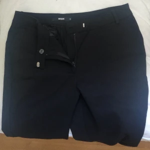 Svarta kostymbyxor från BikBok - Svarta kostymbyxor från BikBok. Samma modell och storlek som bild 2&3 (finns som separat annons om nån är intresserad🤍) Stretchiga, sköna och använda kanske 5 gånger. Frakt tillkommer🧚‍♀️