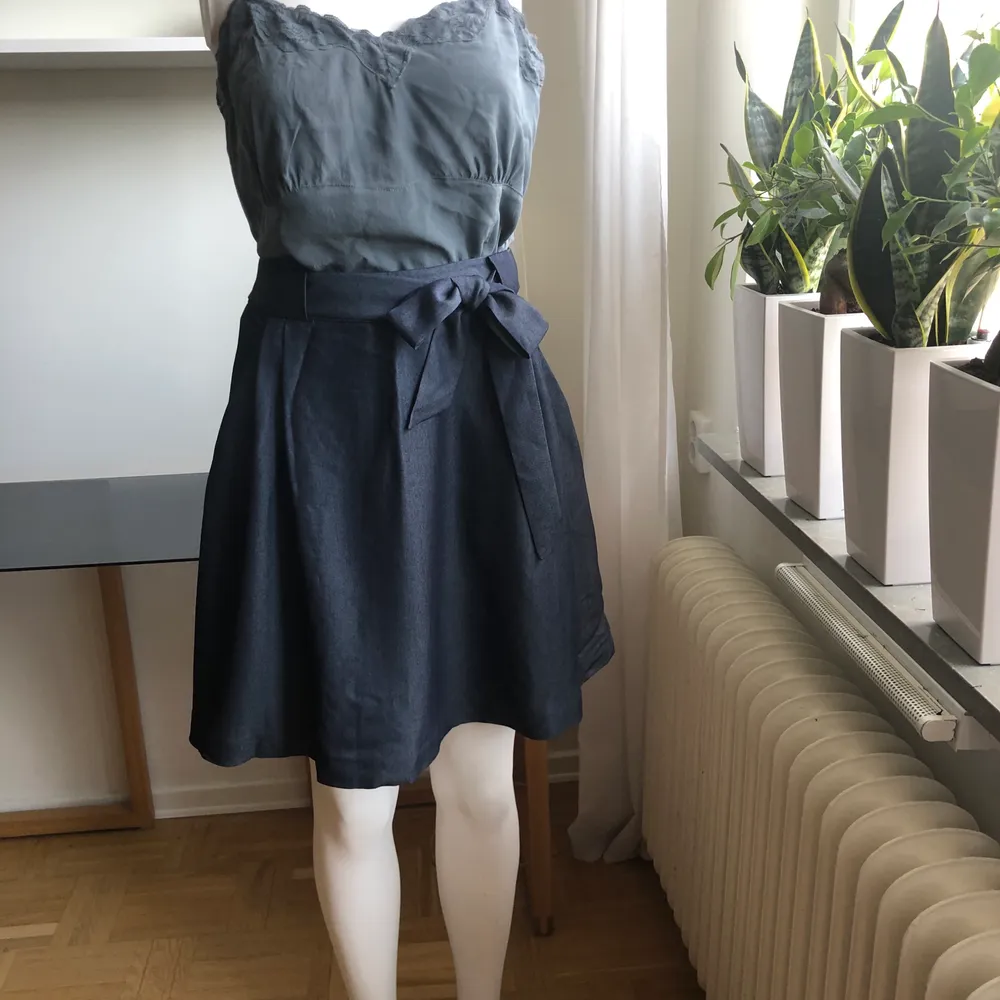 Oanvänd fin kjol med knytband från märket Rules by Mary. . Kjolar.