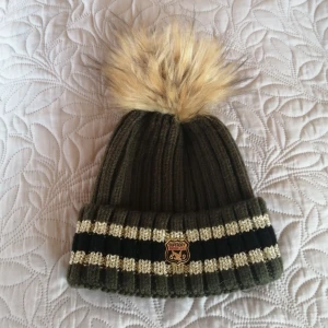 Superdry mössa one sice - Köpte denna mössan i en superdry butik i Stockholm för ca 1,5 år sedan men hittade kort där på en annan mössa som jag fastnade för ännu mer. Den är använd 1 gång och är i nyskick, tycker det är synd att den bara ska ligga i garderoben så tänkte sälja